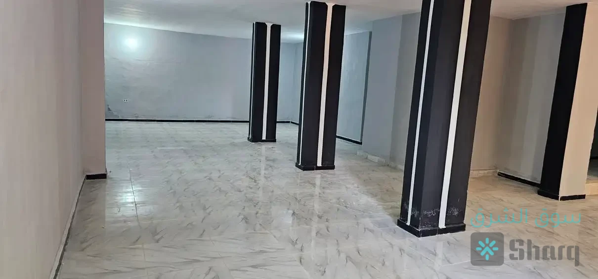 مستودع للبيع